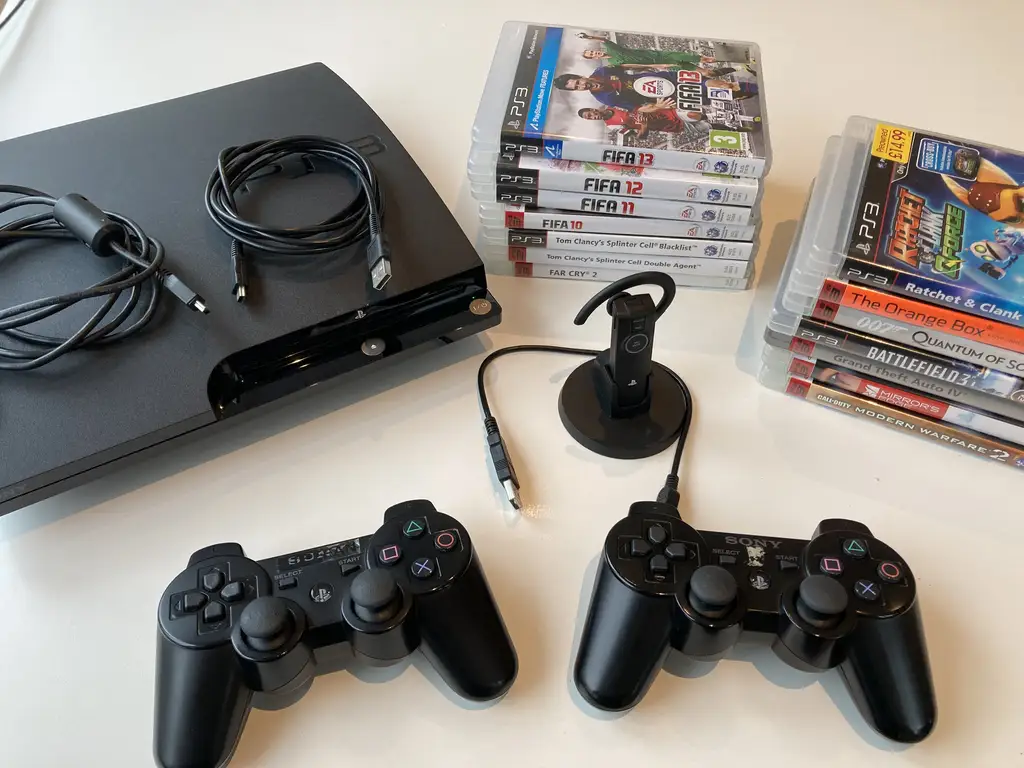 PS3, tvey joystick, headsett og 14 spøl - Image 1