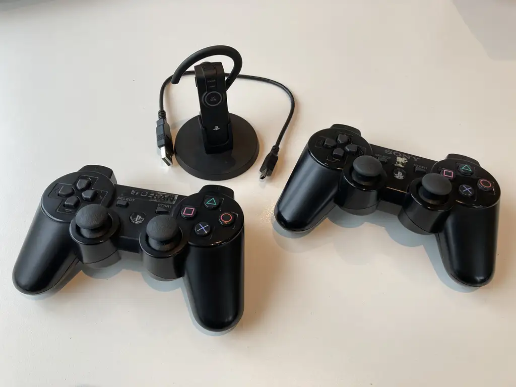 PS3, tvey joystick, headsett og 14 spøl - Image 3